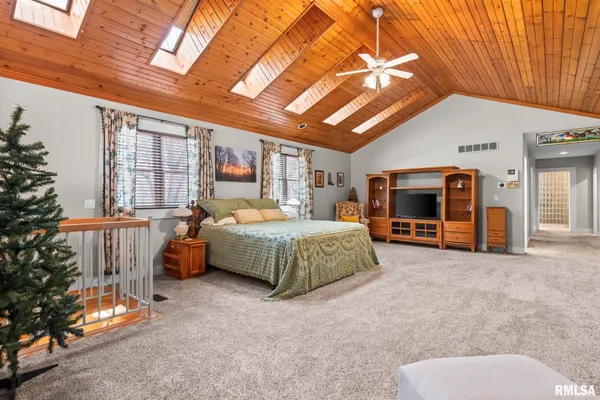 $730,000 | 9343 County Road 1 North, New Berlin, IL 62670