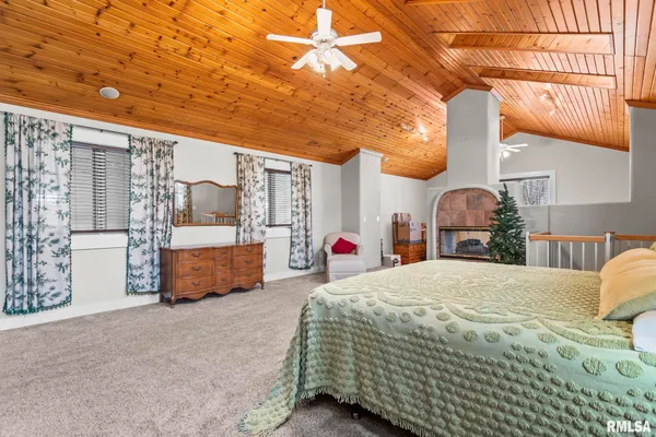 $730,000 | 9343 County Road 1 North, New Berlin, IL 62670
