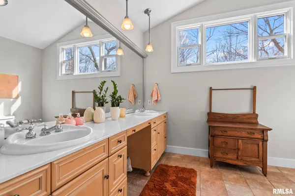 $730,000 | 9343 County Road 1 North, New Berlin, IL 62670