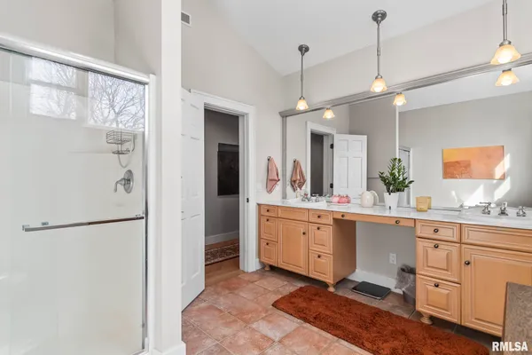 $730,000 | 9343 County Road 1 North, New Berlin, IL 62670