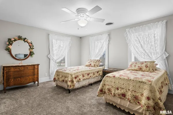 $730,000 | 9343 County Road 1 North, New Berlin, IL 62670
