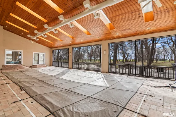 $730,000 | 9343 County Road 1 North, New Berlin, IL 62670