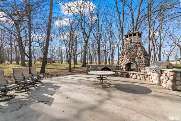 $730,000 | 9343 County Road 1 North, New Berlin, IL 62670