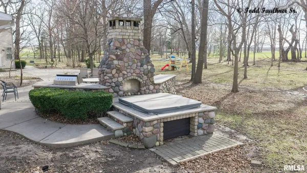 $730,000 | 9343 County Road 1 North, New Berlin, IL 62670