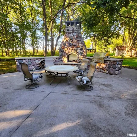 $730,000 | 9343 County Road 1 North, New Berlin, IL 62670