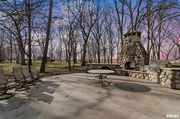 $730,000 | 9343 County Road 1 North, New Berlin, IL 62670