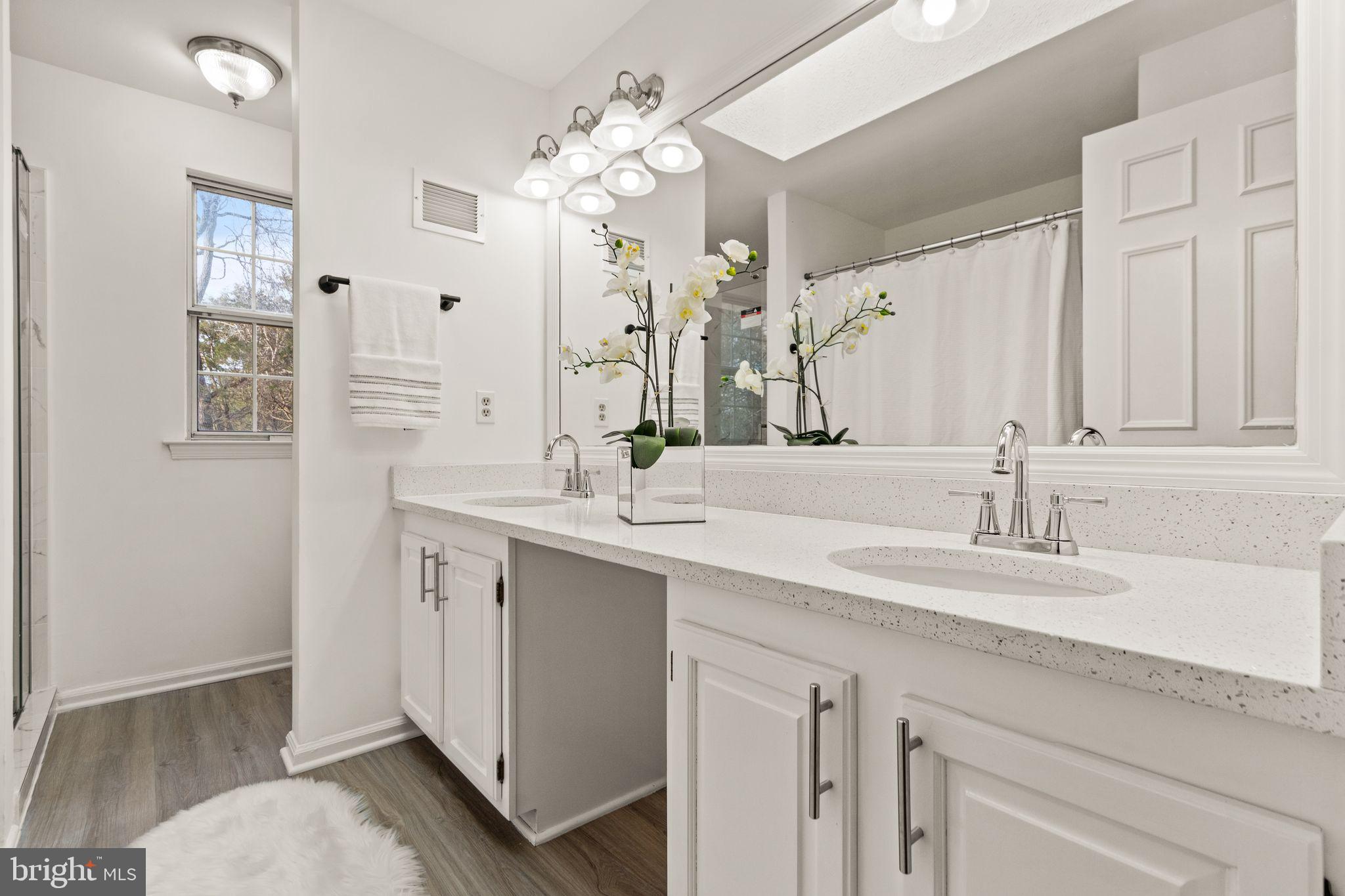 11 Moss Road Sterling, VA 20165 - Photo 45 of 71 Shared Hallway Bathroom