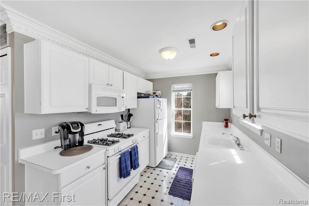 1541 Chesapeake Road Royal Oak, MI 48067 - Photo 12 of 32