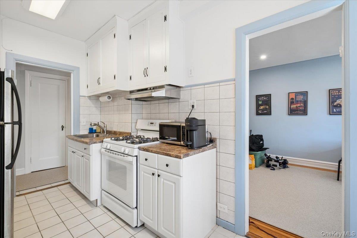 143 Garth Road, Unit 5L Scarsdale, NY 10583 - Photo 12 of 22 Eat-in-Kitchen