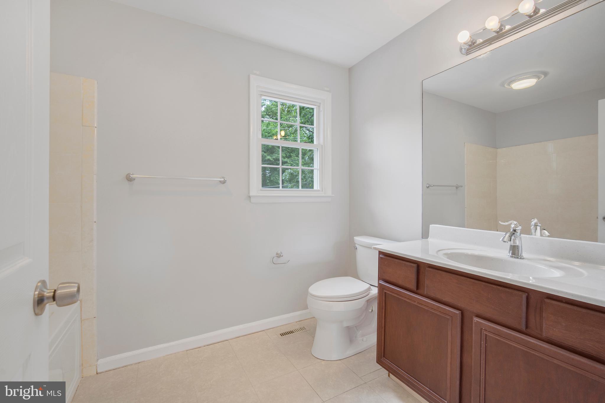 629 Shore Acres Road Arnold, MD 21012 - Photo 31 of 48 Upper level common full bathroom