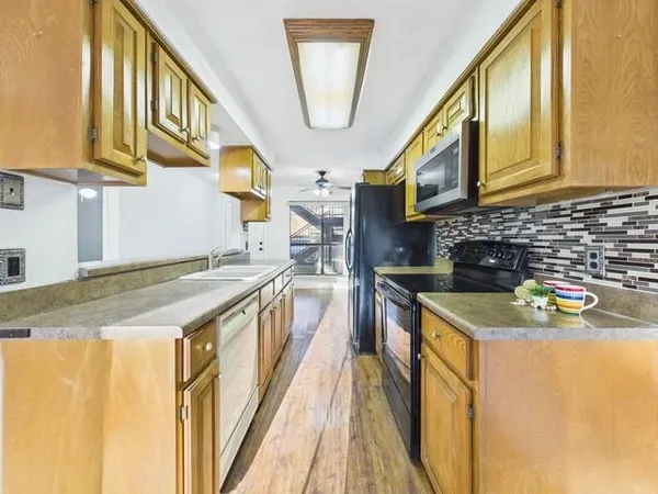 $184,900 | 849 Gun Barrel Lane, Unit B4, Gun Barrel City, TX 75156