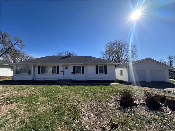 $299,000 | 602 Southwest 15 Street, Blue Springs, MO 64015