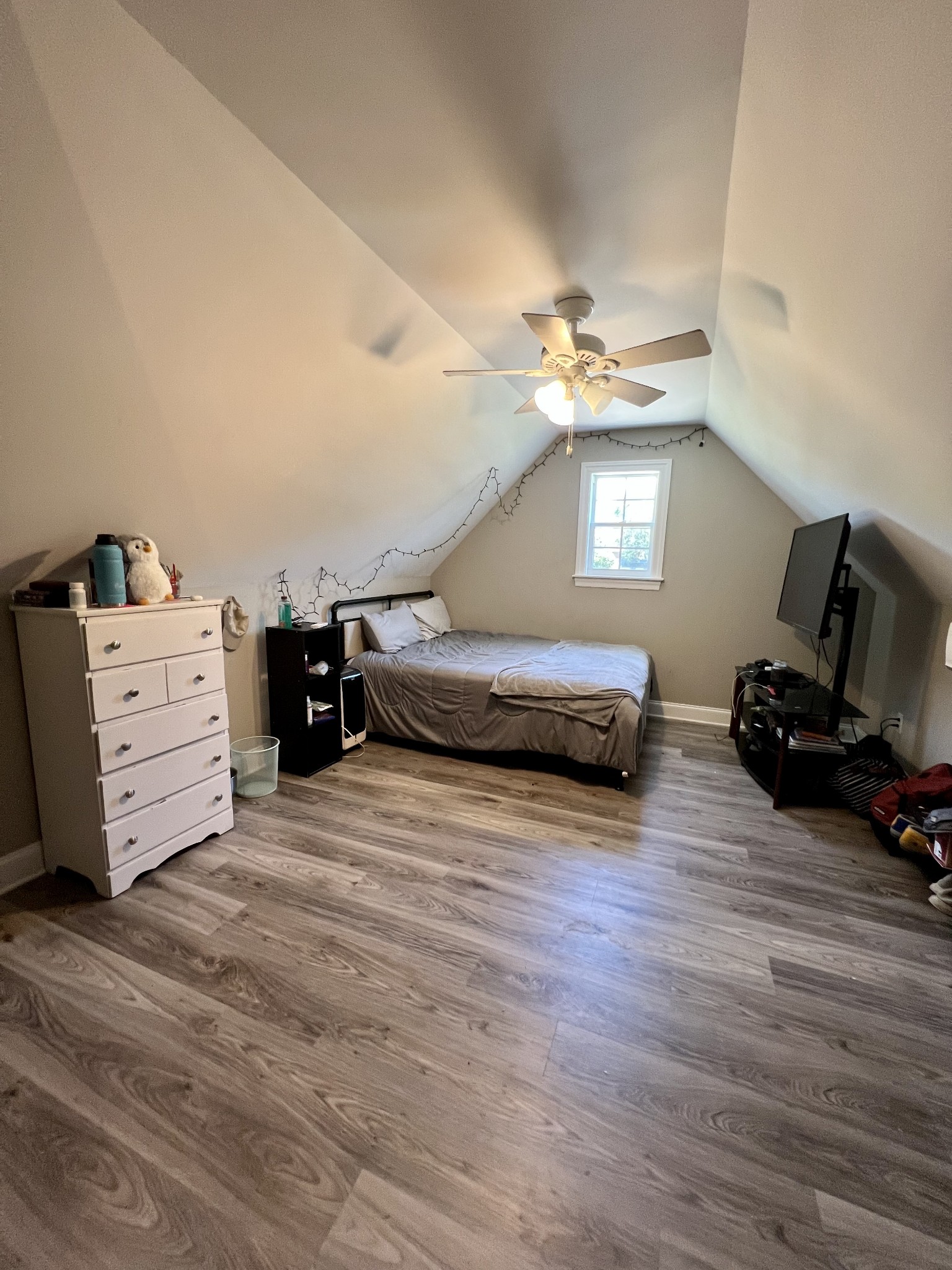418 Taylor Road Manchester, TN 37355 - Photo 28 of 30 a living room with furniture and a ceiling fan