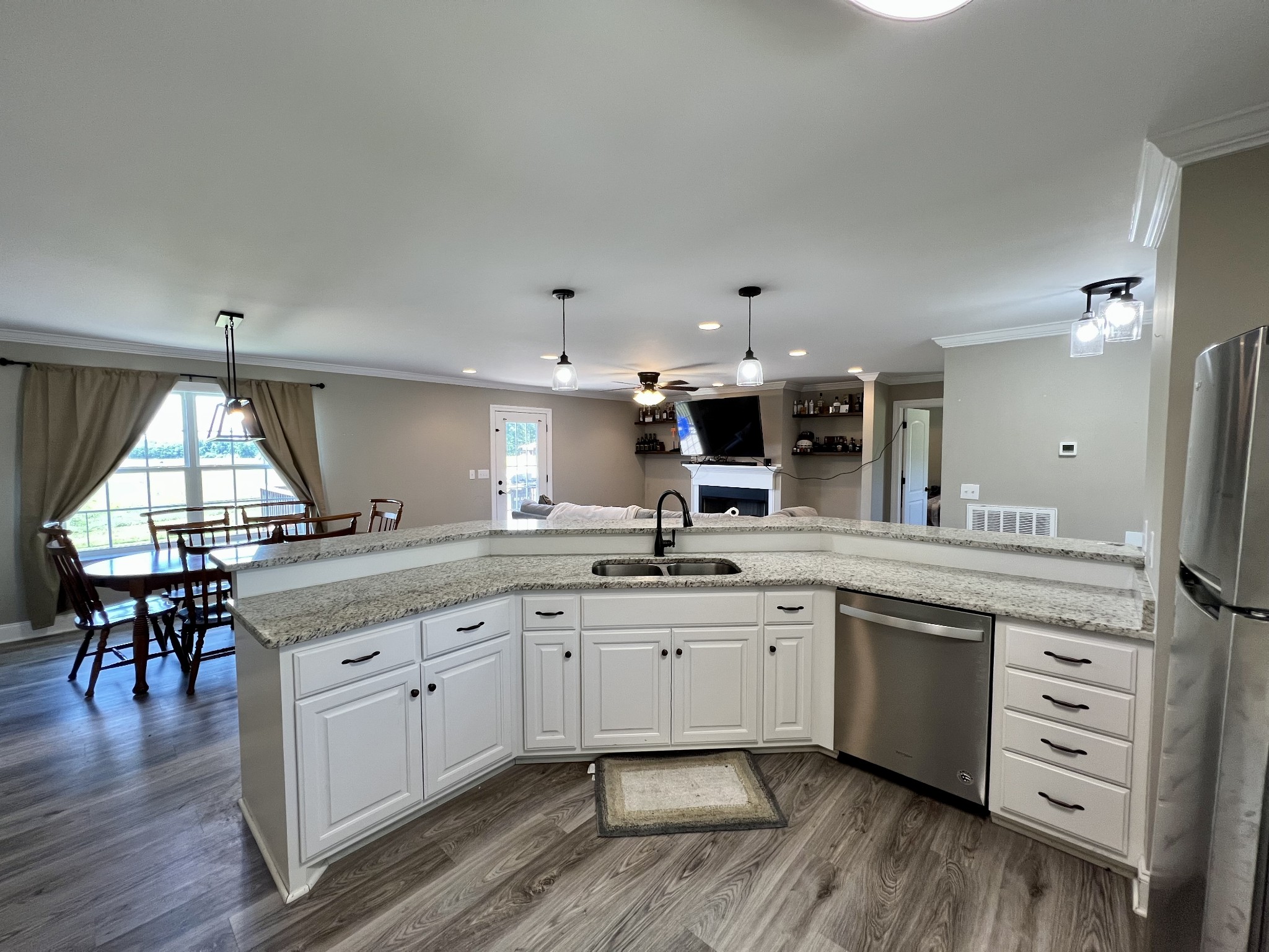 418 Taylor Road Manchester, TN 37355 - Photo 8 of 30 a kitchen with lots of counter top space and dining table