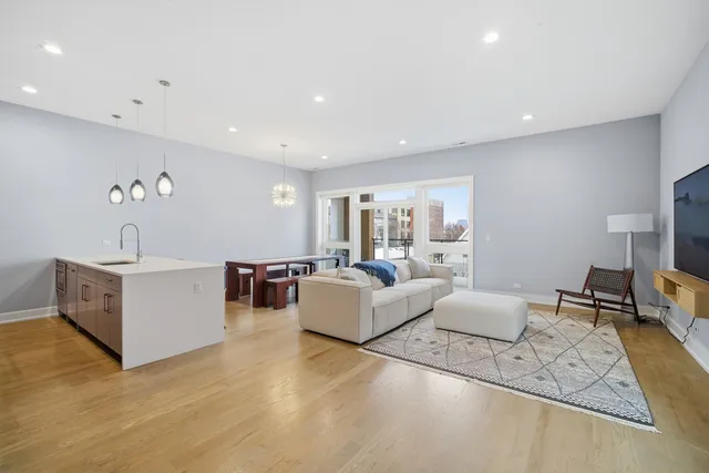 $4,000 | 725 West 17th Street, Unit 3, Chicago, IL 60616