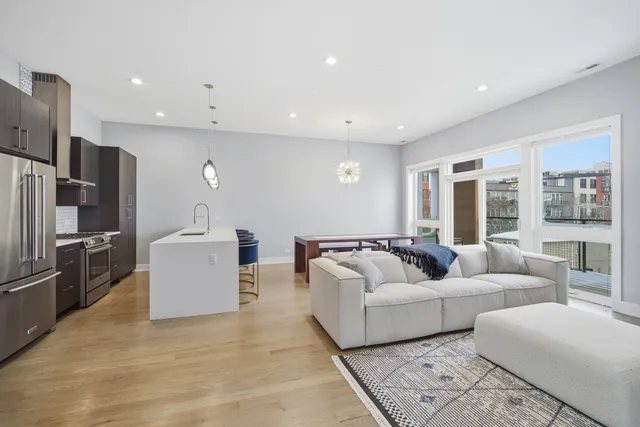 $4,000 | 725 West 17th Street, Unit 3, Chicago, IL 60616