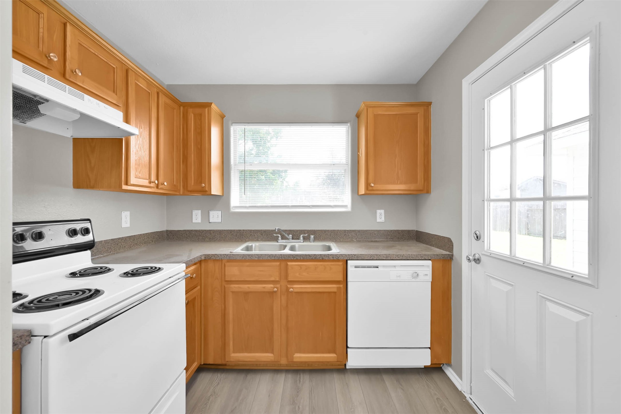 2214 Shady Tree Lane Conroe, TX 77301 - Photo 9 of 19