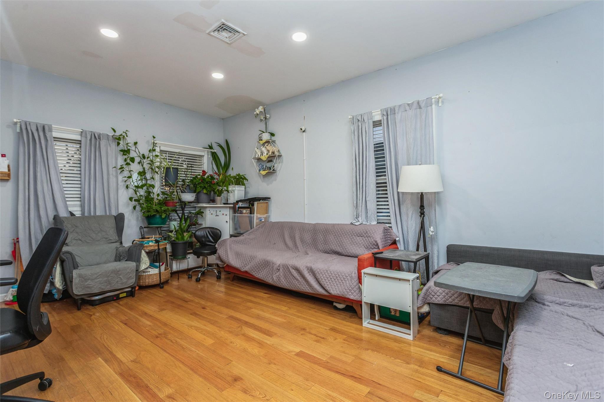 327 North 7th Avenue Mount Vernon, NY 10550 - Photo 19 of 32 a living room with furniture and a table