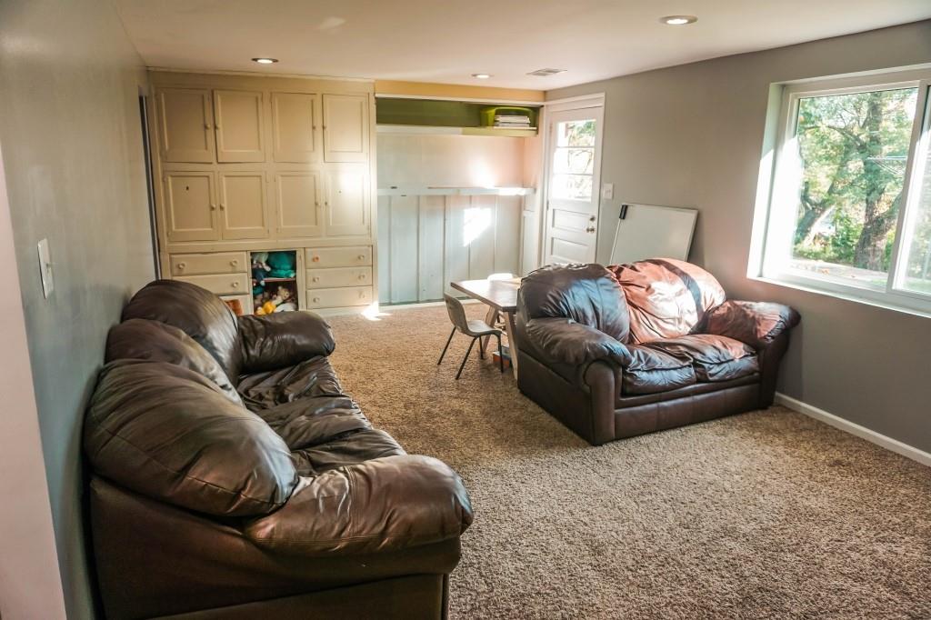 3211 Arapahoe Road Pittsburgh, PA 15241 - Photo 20 of 24 a living room with furniture and a large window