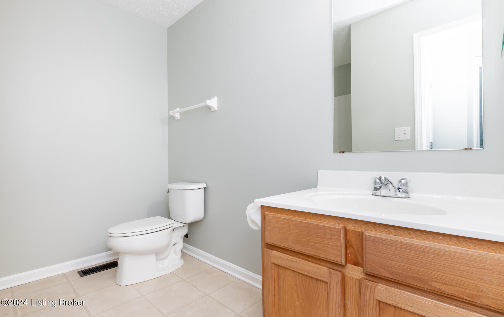5114 Queens Castle Road Louisville, KY 40229 - Photo 18 of 26 Guest Bathroom