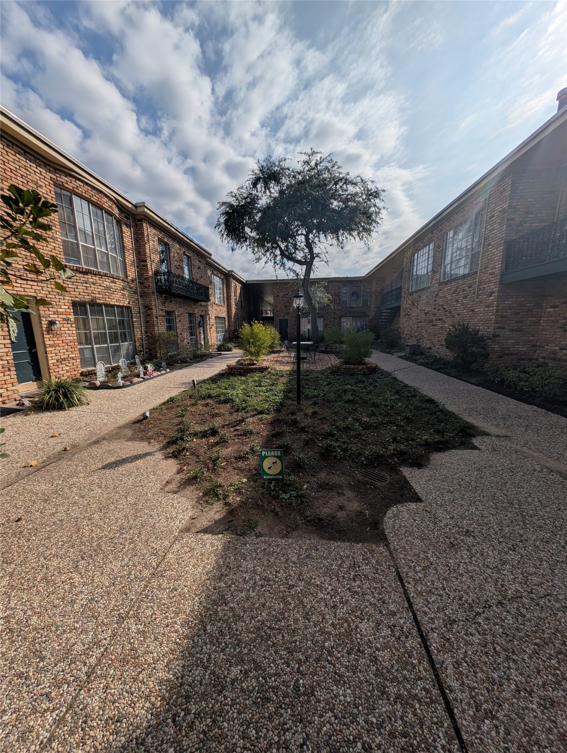 2503 McCue Road, Unit 12 Houston, TX 77056 - Photo 20 of 22 a view of a backyard of the house