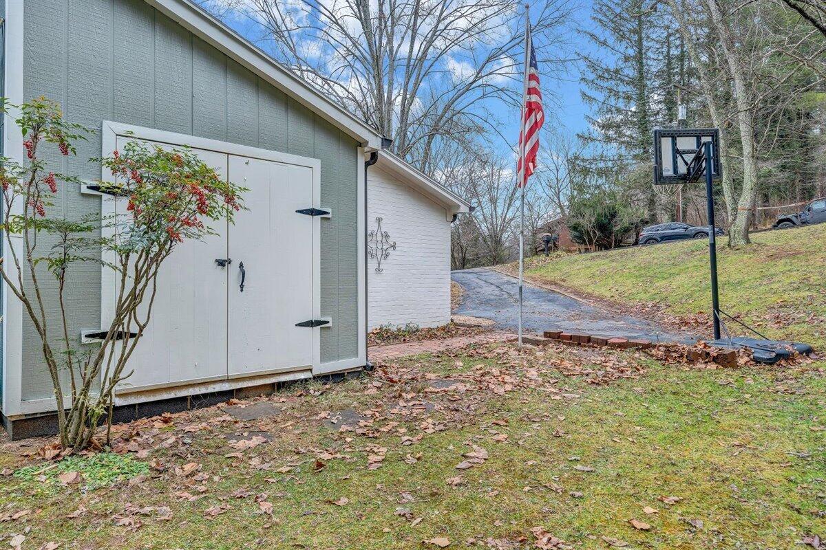 909 Shenandoah Road Lexington, VA 24450 - Photo 40 of 53 42-MIB05406