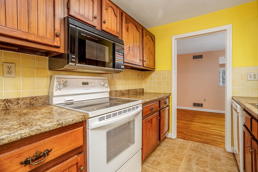 9 Governor Square, Unit 9 Peterborough, NH 03458 - Photo 4 of 30