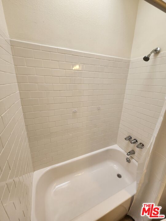 4328 Whitsett Avenue, Unit 4 Studio City, CA 91604 - Photo 13 of 73 a bathroom with a bathtub