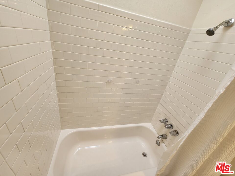 4328 Whitsett Avenue, Unit 4 Studio City, CA 91604 - Photo 14 of 73 a bathroom with a bathtub