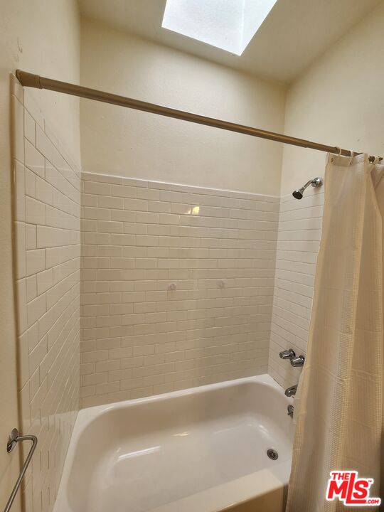 4328 Whitsett Avenue, Unit 4 Studio City, CA 91604 - Photo 15 of 73 a bathroom with a shower and a bath tub
