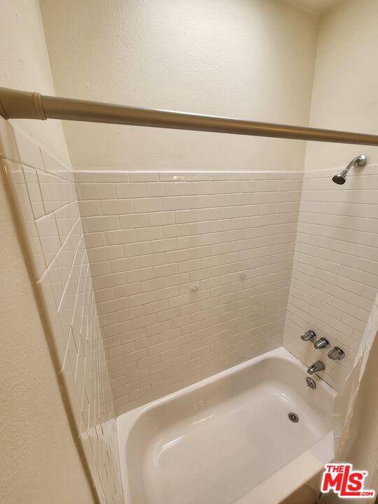 4328 Whitsett Avenue, Unit 4 Studio City, CA 91604 - Photo 16 of 73 a bathroom with a bathtub