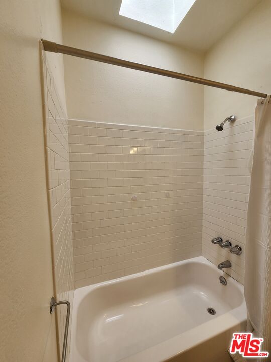 4328 Whitsett Avenue, Unit 4 Studio City, CA 91604 - Photo 17 of 73 a bathroom with a shower and a bath tub