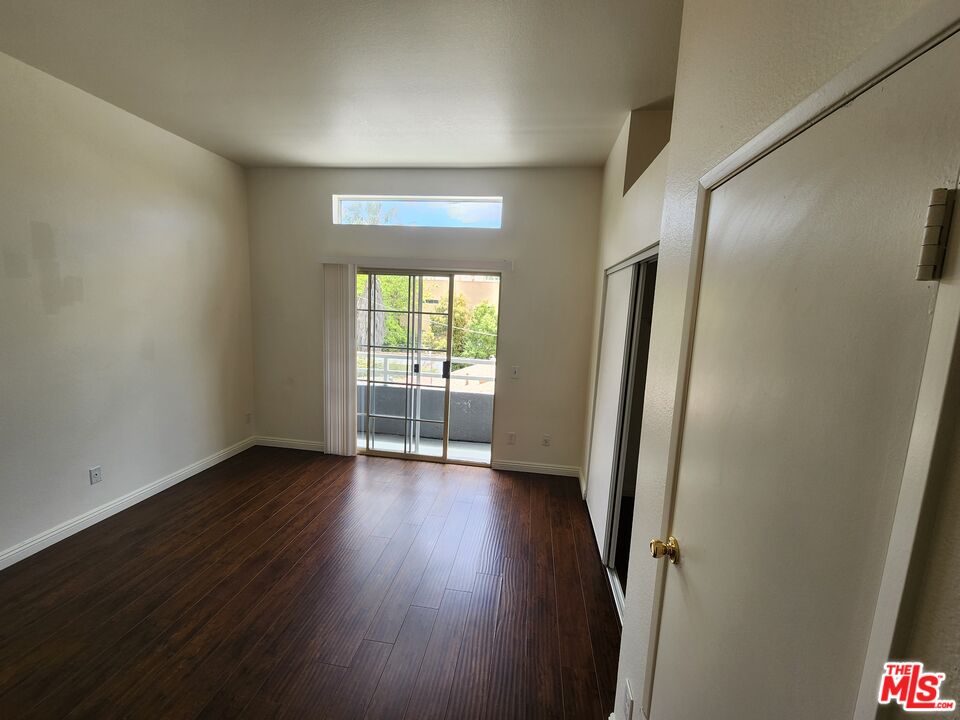 4328 Whitsett Avenue, Unit 4 Studio City, CA 91604 - Photo 18 of 73 an empty room with wooden floor and a window