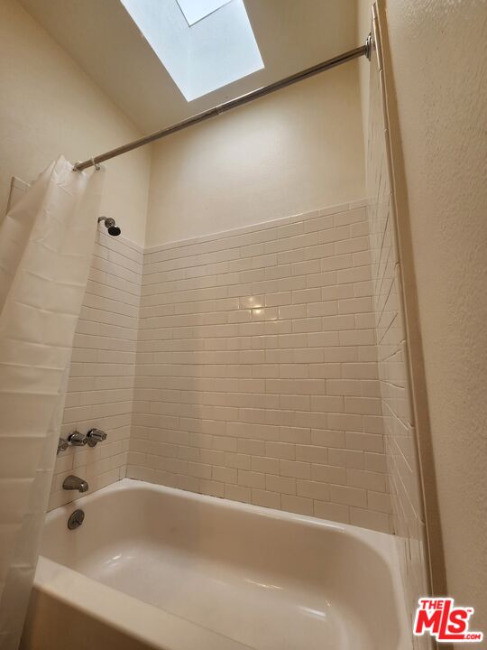 4328 Whitsett Avenue, Unit 4 Studio City, CA 91604 - Photo 36 of 73 a bathroom with a bathtub