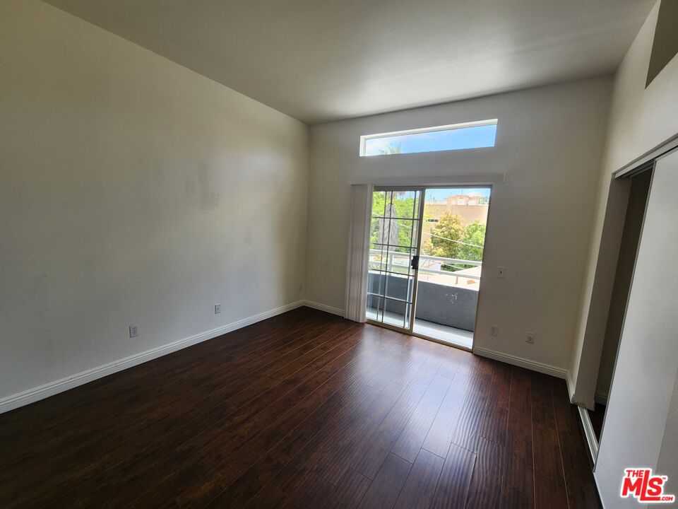 4328 Whitsett Avenue, Unit 4 Studio City, CA 91604 - Photo 38 of 73 an empty room with wooden floor and windows