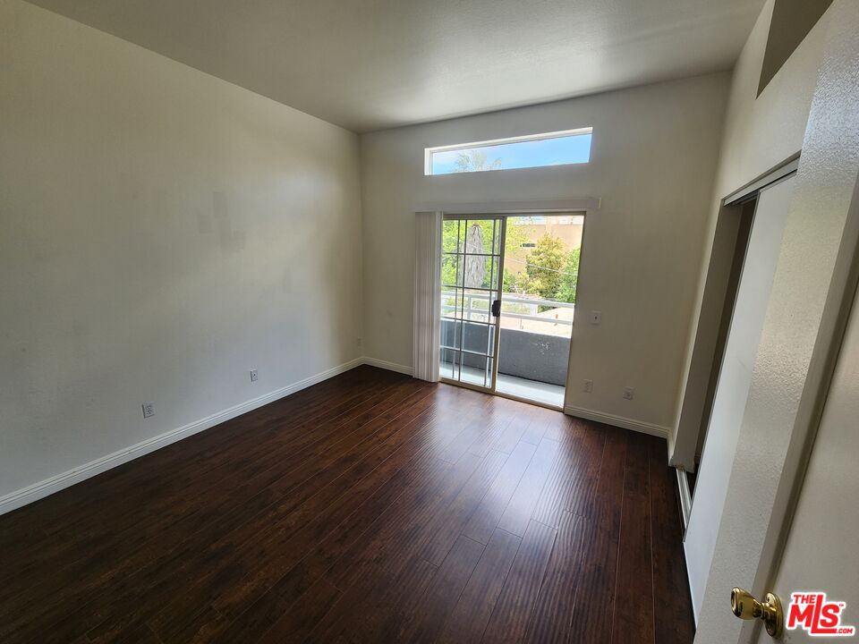 4328 Whitsett Avenue, Unit 4 Studio City, CA 91604 - Photo 39 of 73 a view of an empty room with wooden floor and a window