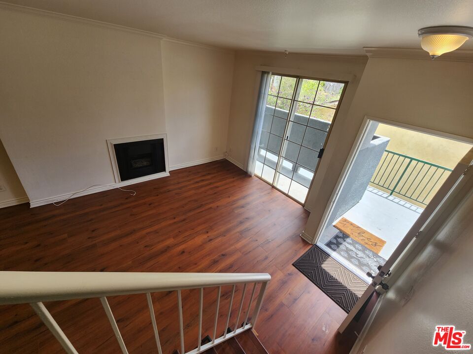 4328 Whitsett Avenue, Unit 4 Studio City, CA 91604 - Photo 47 of 73 a view of an empty room with wooden floor and a window