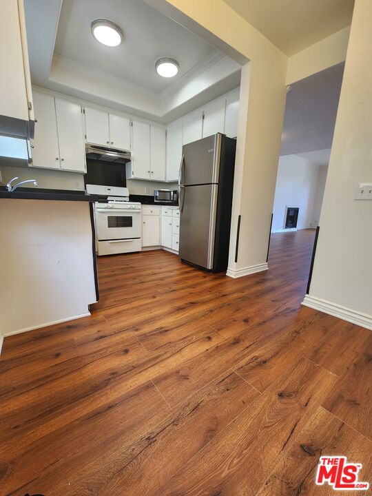 4328 Whitsett Avenue, Unit 4 Studio City, CA 91604 - Photo 64 of 73 a kitchen with stainless steel appliances a refrigerator and a stove top oven