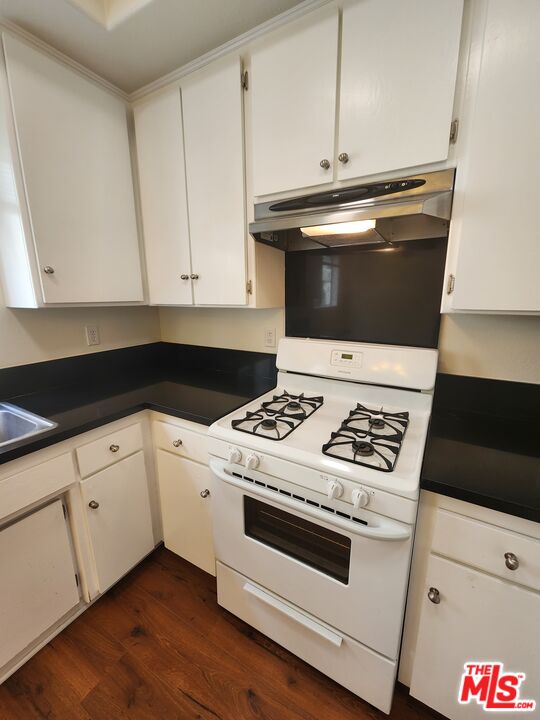 4328 Whitsett Avenue, Unit 4 Studio City, CA 91604 - Photo 68 of 73 a stove top oven sitting inside of a kitchen