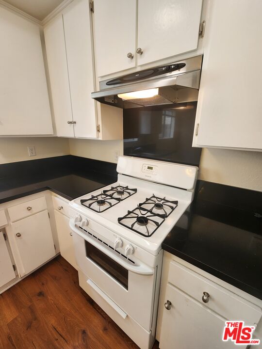 4328 Whitsett Avenue, Unit 4 Studio City, CA 91604 - Photo 69 of 73 a stove top oven sitting inside of a kitchen