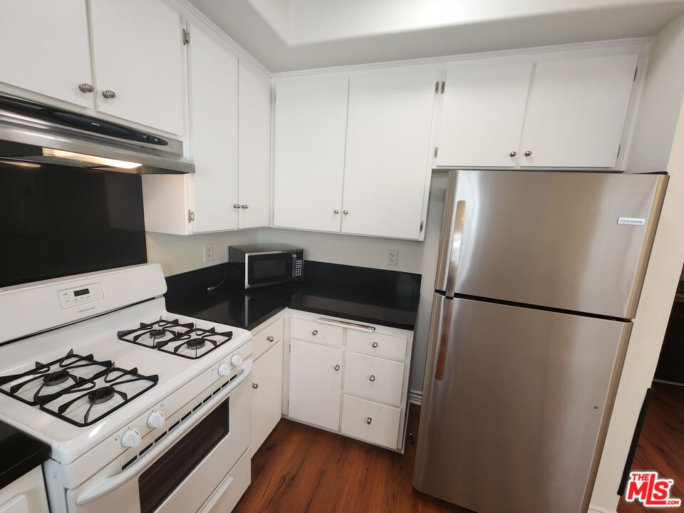 4328 Whitsett Avenue, Unit 4 Studio City, CA 91604 - Photo 71 of 73 a kitchen with a refrigerator and a stove