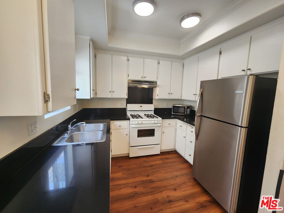 4328 Whitsett Avenue, Unit 4 Studio City, CA 91604 - Photo 72 of 73 a kitchen with a refrigerator sink and stove