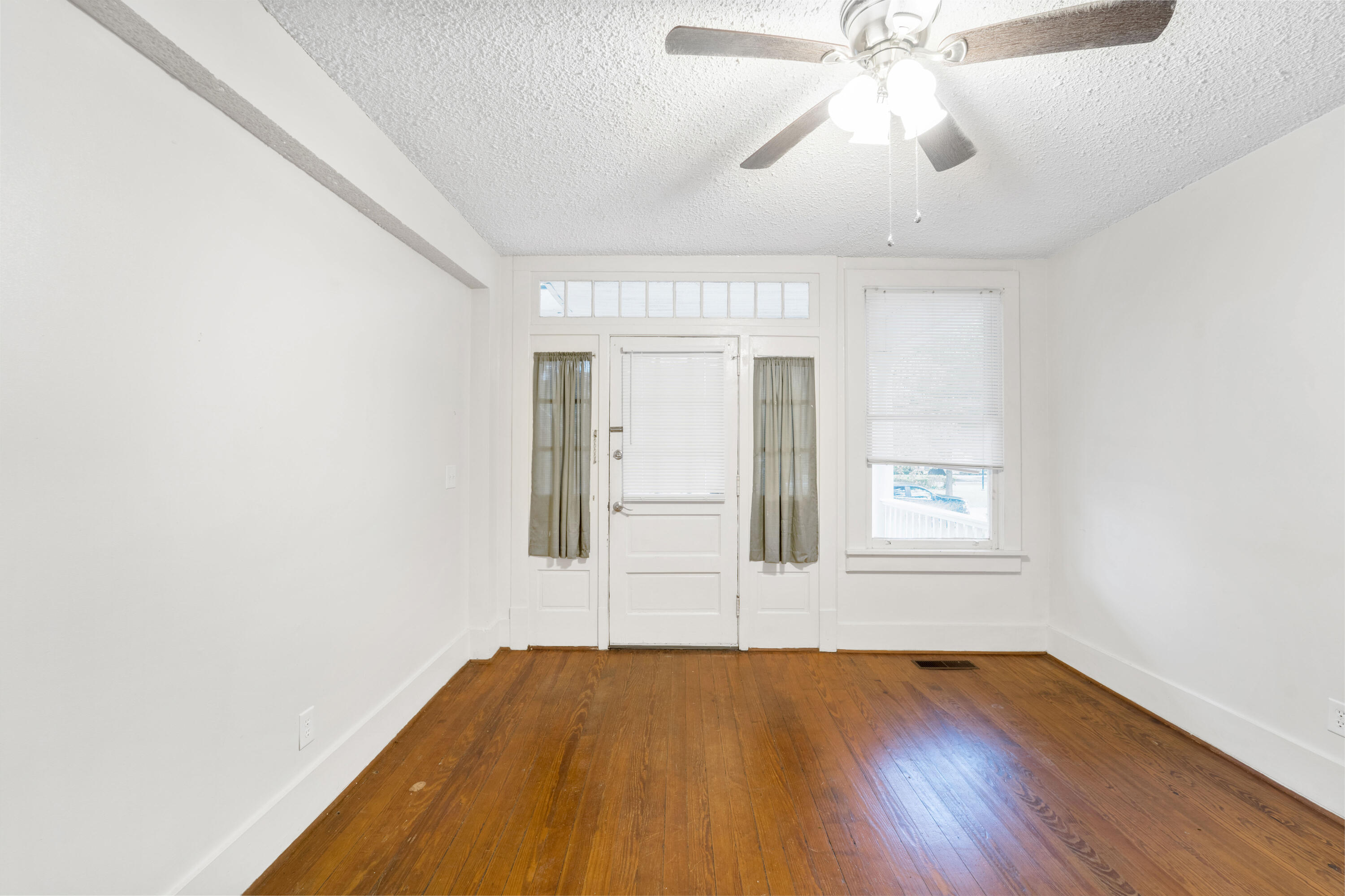 320 Broad Street Augusta, GA 30901 - Photo 9 of 48 320A Living Room