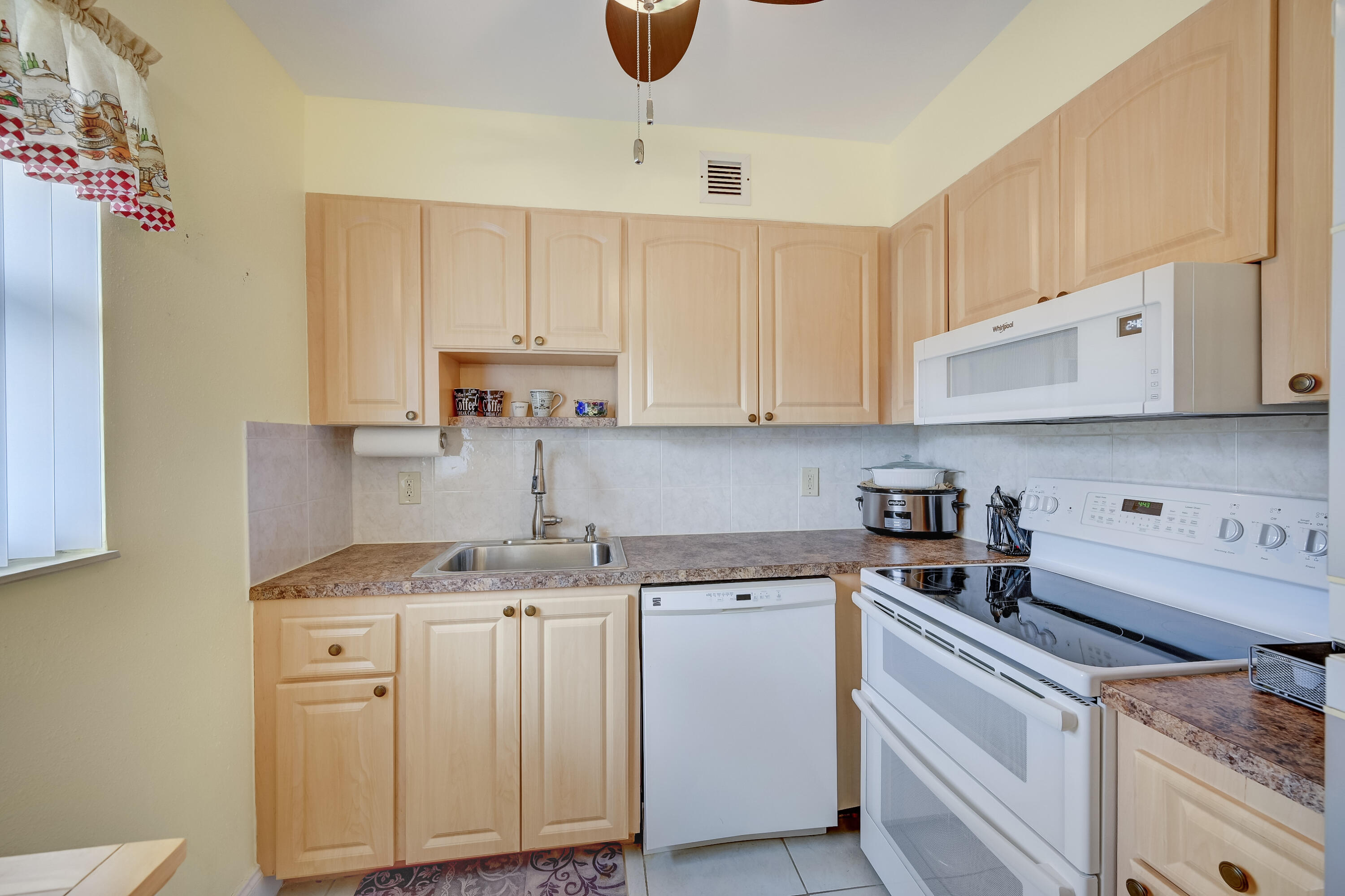 601 Monaco Way, Unit M Delray Beach, FL 33446 - Photo 6 of 31 Kitchen 3