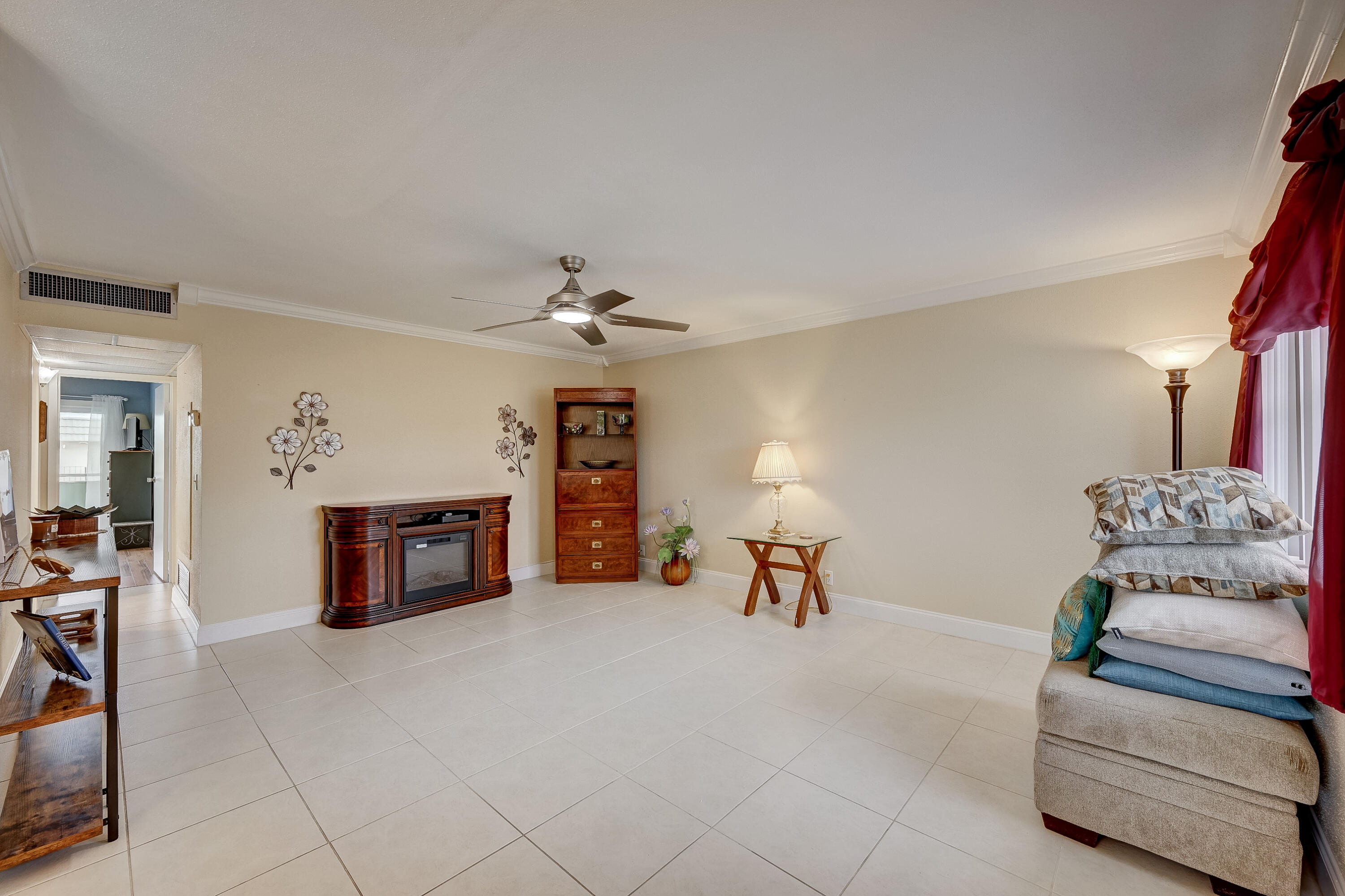 601 Monaco Way, Unit M Delray Beach, FL 33446 - Photo 9 of 31 Living Room Hallway View