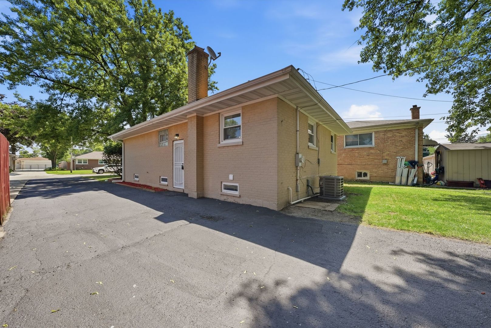 532 Clayton Road Hillside, IL 60162 - Photo 3 of 36