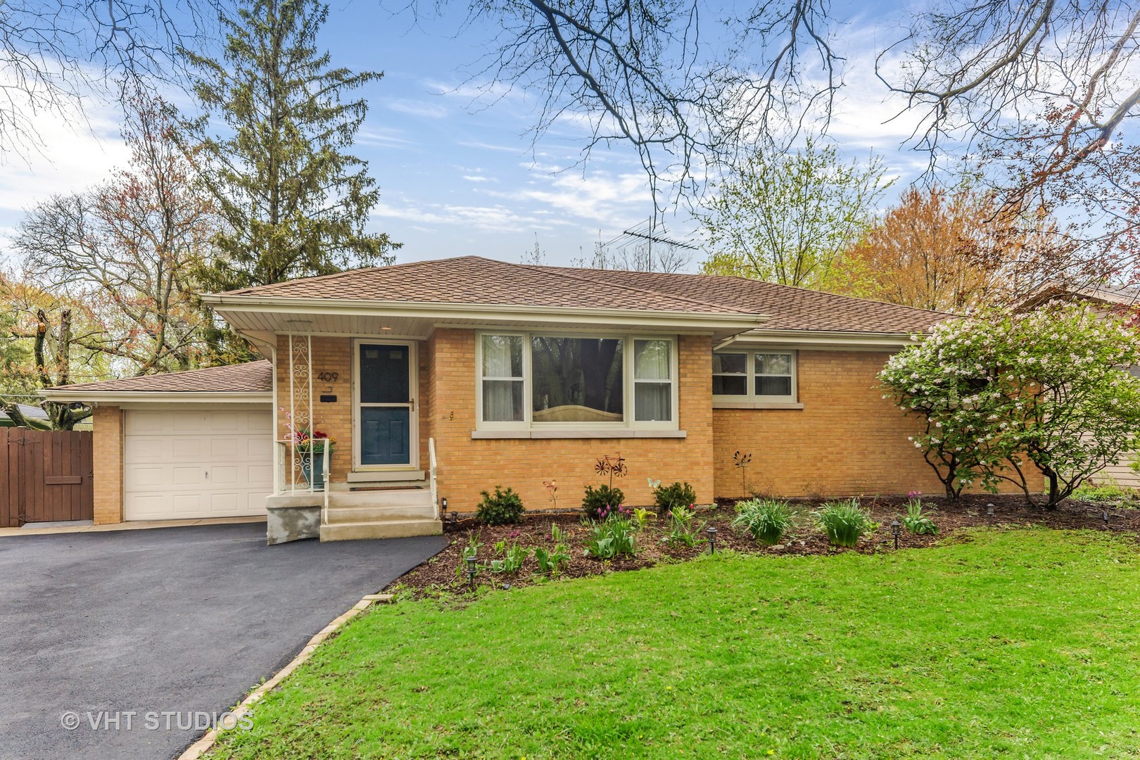 409 East Hillside Road Naperville, IL 60540 - Photo 1 of 15