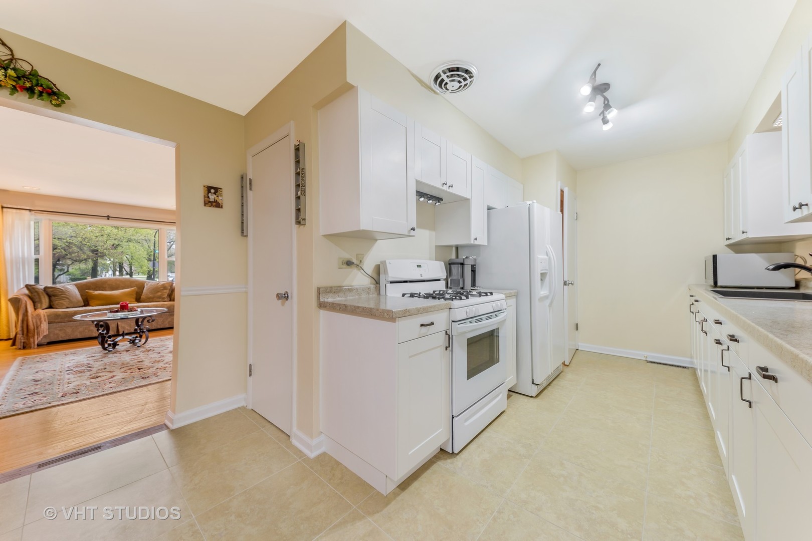 409 East Hillside Road Naperville, IL 60540 - Photo 4 of 15