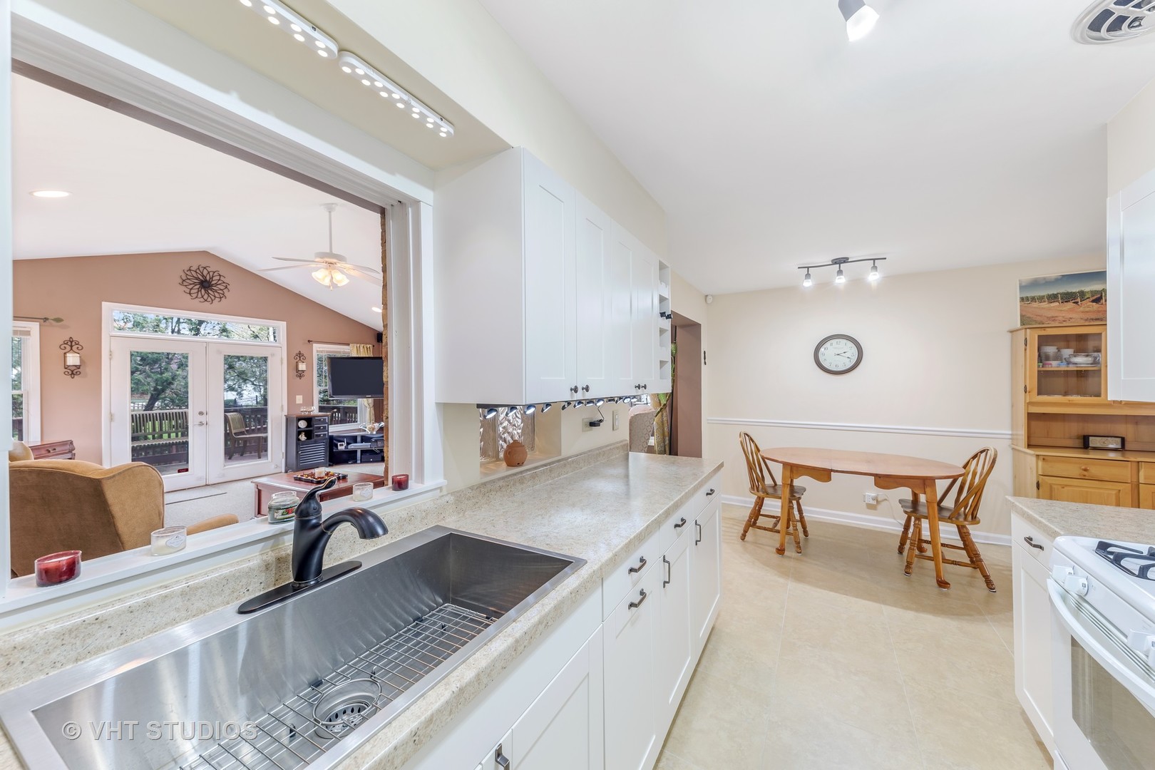409 East Hillside Road Naperville, IL 60540 - Photo 5 of 15