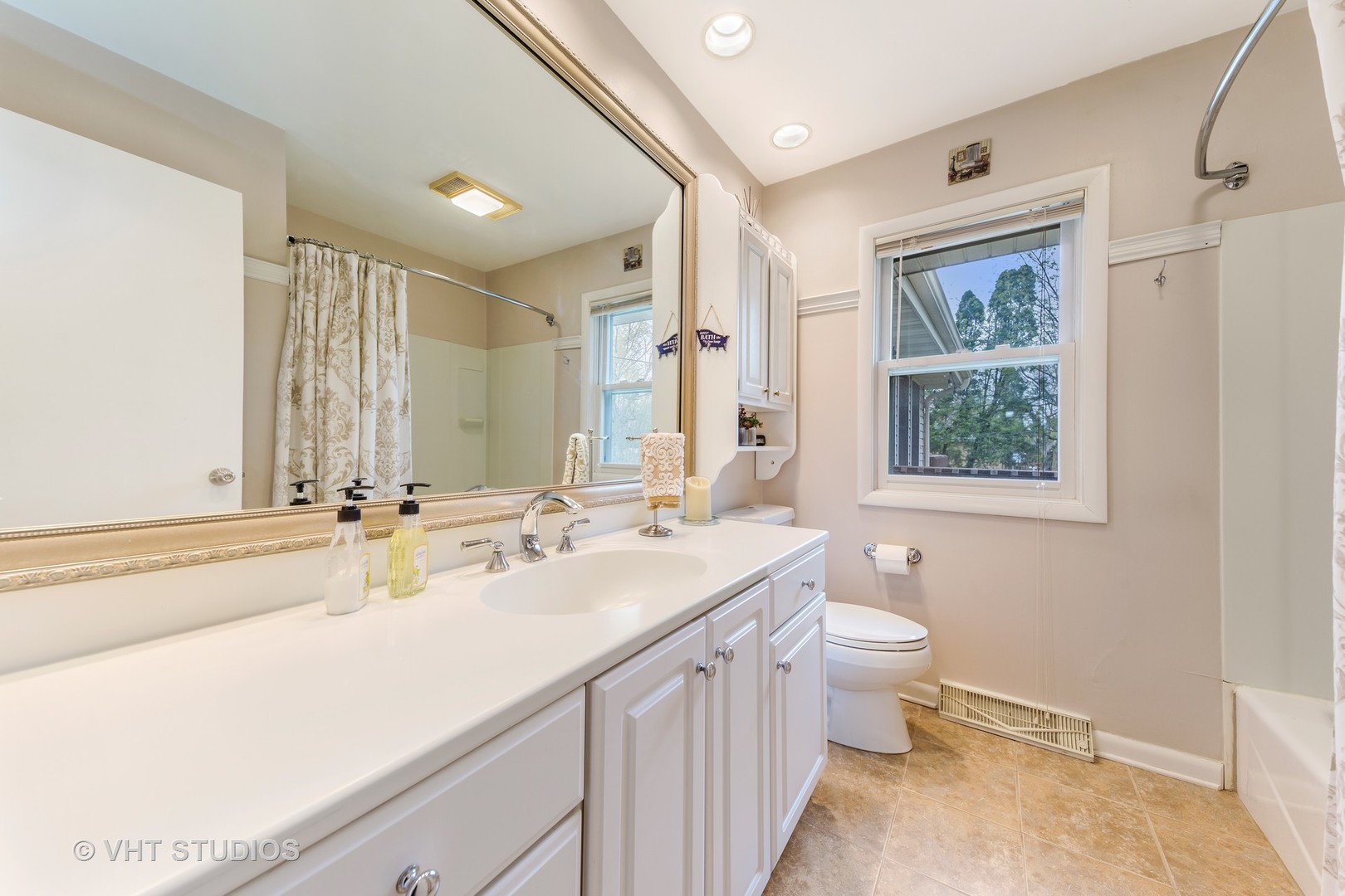 409 East Hillside Road Naperville, IL 60540 - Photo 9 of 15